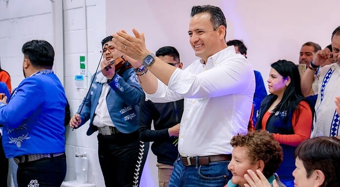 Sorprende Marco Bonilla con mariachi a adultos mayores de Clubs del Abuelo por Día de San Valentín