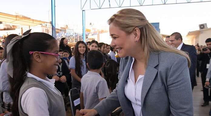 Maru Campos entrega en Parral equipamiento para 110 escuelas de la región sur