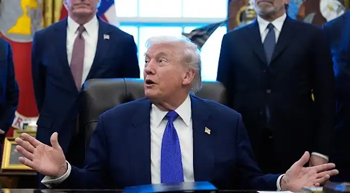 Dice Trump a periodistas que México dejará de enviar petróleo a Cuba