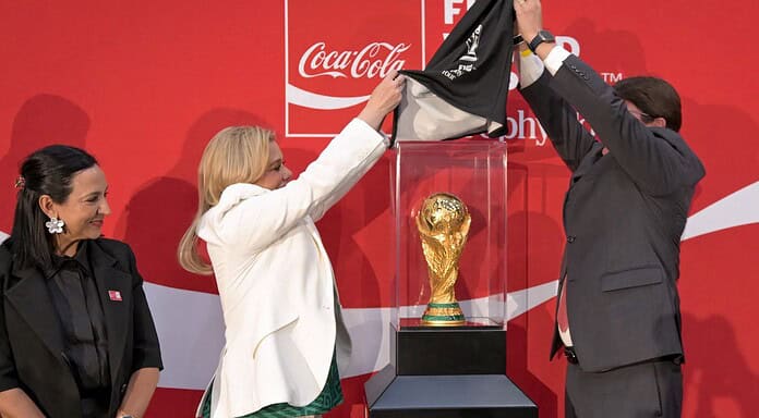 Maru da la bienvenida al Trofeo de la Copa Mundial de la FIFA 2026 en su paso por Chihuahua