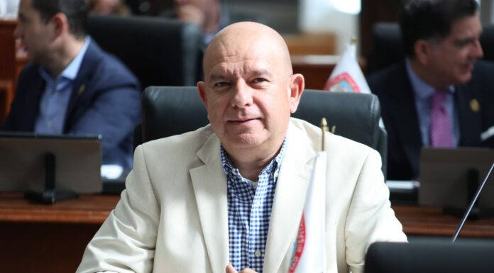 Impulsa Cuauhtémoc Estrada electrificación, agua y apoyo alimentario en Tomochi