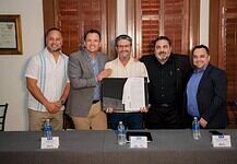 Felicidades, ahora cuentan con escrituras de sus casas: Marco Bonilla a 74 familias