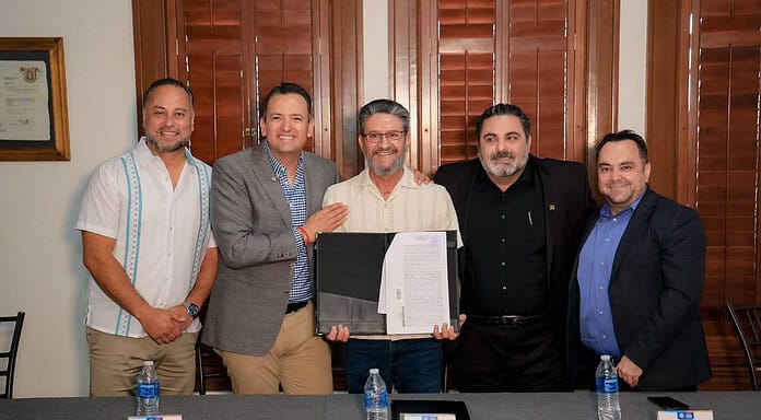 Felicidades, ahora cuentan con escrituras de sus casas: Marco Bonilla a 74 familias