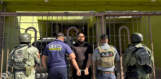 Durante cateo, detiene AEI a masculino por fraude cometido a equipo de futbol americano