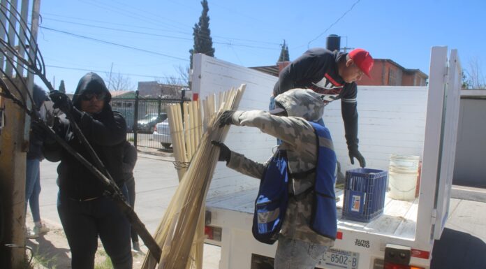 Apoya Municipio a familia para limpiar vivienda de adulta mayor con problema de acumulación