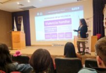 Escuchan estudiantes universitarios plática de prevención de violencia impartida por la UAVI