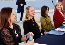 Entrega Carla Rivas cheque de 82 mil pesos a la Escuela Primaria Narciso Mendoza