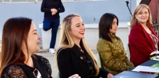 Entrega Carla Rivas cheque de 82 mil pesos a la Escuela Primaria Narciso Mendoza