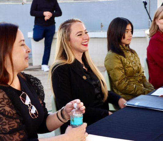 Entrega Carla Rivas cheque de 82 mil pesos a la Escuela Primaria Narciso Mendoza