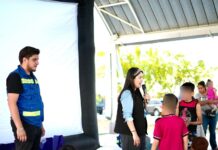 La China Frías lleva funciones de cine a distintas colonias de Chihuahua