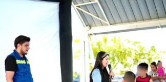 La China Frías lleva funciones de cine a distintas colonias de Chihuahua