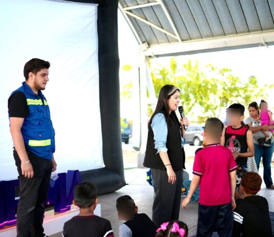 La China Frías lleva funciones de cine a distintas colonias de Chihuahua