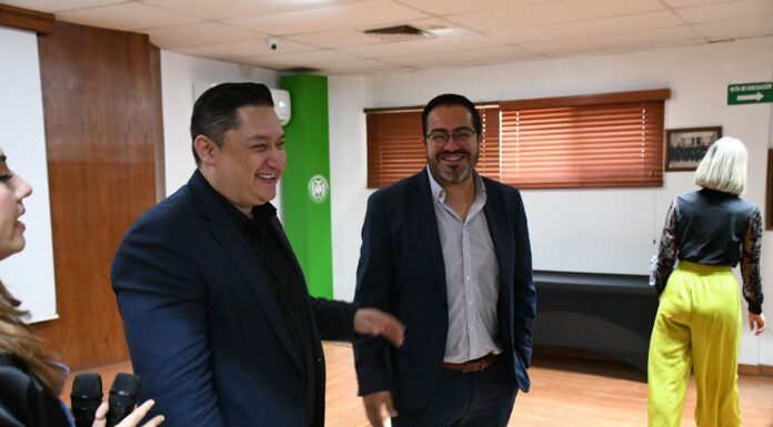 Sostiene Alfredo Chávez charla con estudiantes del Claustro Universitario sobre ciudad desde lo legislativo