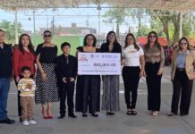 Entrega Elizabeth Guzmán cheque de 82 mil pesos a diputado infantil
