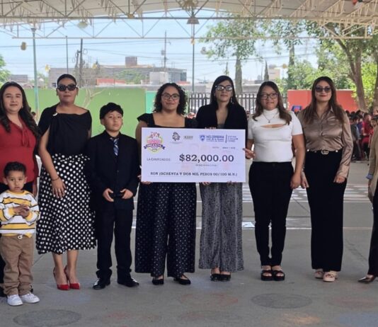 Entrega Elizabeth Guzmán cheque de 82 mil pesos a diputado infantil