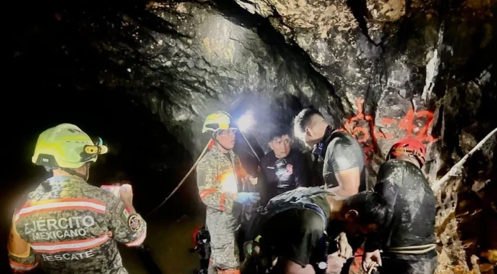 Rescatan con vida a segundo minero atrapado en derrumbe de mina Santa Fe, en Sinaloa