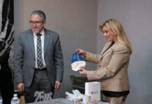 Entrega ULSA Chihuahua a Maru Campos reconocimiento por legado de Víctor Cruz y Guillermo Campos