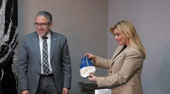 Entrega ULSA Chihuahua a Maru Campos reconocimiento por legado de Víctor Cruz y Guillermo Campos