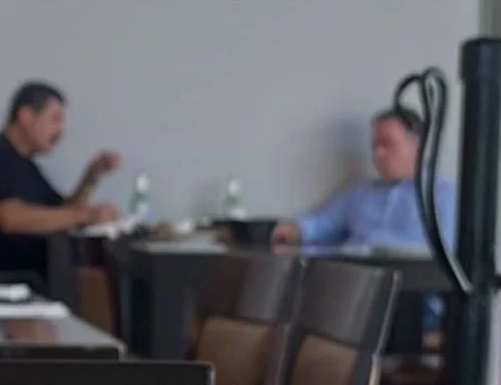Enrique Inzunza reaparece en restaurante de Culiacán junto a Javier Corral