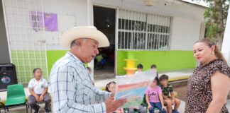 Diputado Arturo Zubía continúa llevando útiles escolares a preescolares de Camargo