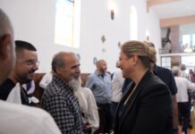 Maru Campos acude a ceremonia en memoria de sacerdotes jesuitas en Cerocahui