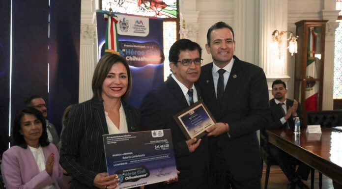 Entrega alcalde Marco Bonilla y regidores “Premio al Héroe Civil” a paramédico de Cruz Roja