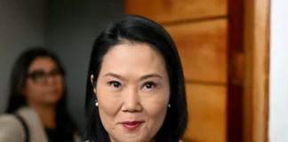 Derechista Keiko Fujimori mantiene leve ventaja en escrutinio presidencial en Perú