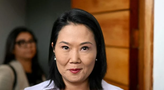 Derechista Keiko Fujimori mantiene leve ventaja en escrutinio presidencial en Perú