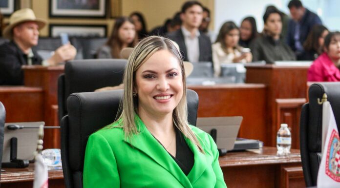 Yesenia Reyes reafirma su compromiso con la educación