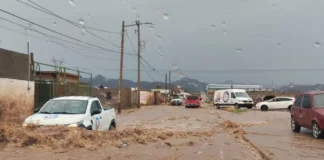 Lluvias dejan una persona muerta, daños materiales y cinco vehículos arrastrados