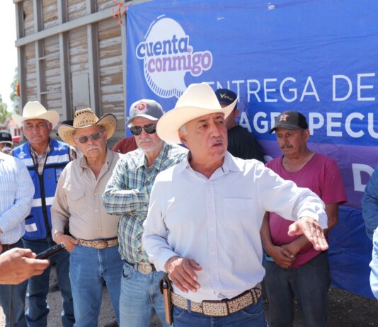 Arturo Zubía entrega 60 toneladas de fertilizante subsidiado a productores de Camargo