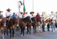 Desfila la Gran Cabalgata Villista por la ciudad de Chihuahua