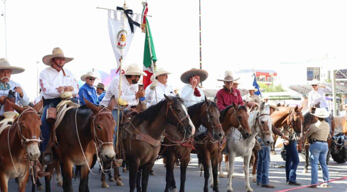 Desfila la Gran Cabalgata Villista por la ciudad de Chihuahua