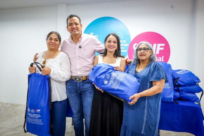 entregando mochilas