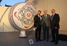 Develan esfera monumental de Mata Ortiz en Consulado General de México en El Paso
