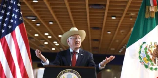 Ex embajador Ken Salazar insiste en su versión sobre captura de ‘El Mayo’