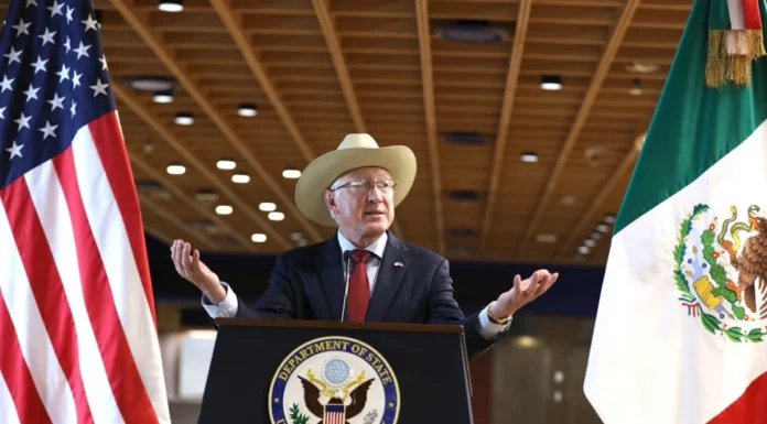 Ex embajador Ken Salazar insiste en su versión sobre captura de ‘El Mayo’