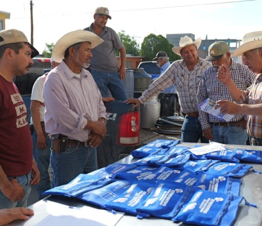 Arturo Zubía fortalece la prevención del Gusano Barrenador con productores lecheros de Camargo