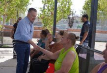 Entrega Mario Vázquez apoyos a vecinas de la colonia Mármol III