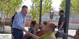 Entrega Mario Vázquez apoyos a vecinas de la colonia Mármol III