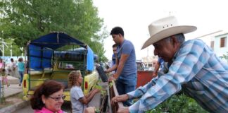 Arturo Zubía entrega mil arbolitos y apoyos para la niñez en las colonias Santa Rosalía y 4 Milpas