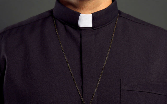 sacerdote detenido