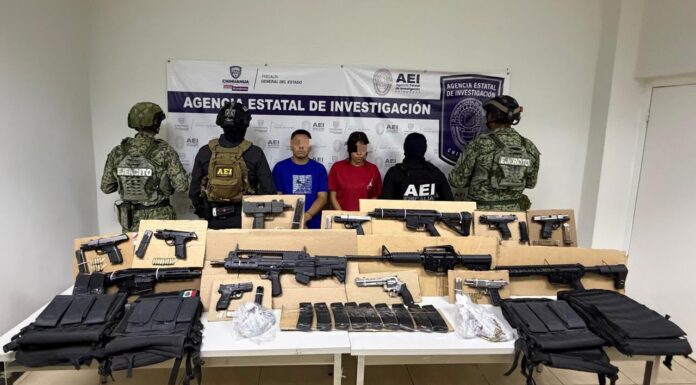 Aseguró FGE arsenal y detienen a pareja en un domicilio de la colonia Tierra Nueva