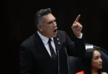 Juez federal niega suspensión provisional al líder del PRI contra alerta migratoria
