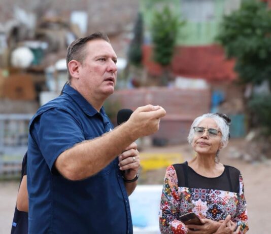 Olson continúa recorriendo las colonias y escuchando a las familias