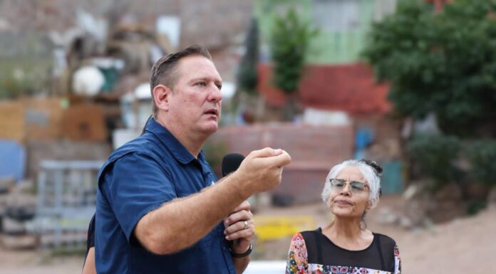 Olson continúa recorriendo las colonias y escuchando a las familias