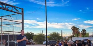 Olson mantiene recorridos por las colonias para escuchar a las familias