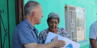 Pérez Pavía entrega despensas a familias de Meoqui