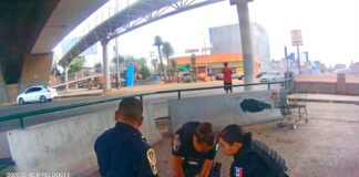 Policías municipales salvan la vida a mujer con RCP y desfibrilador en el Centro