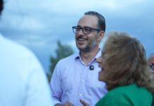Doble jornada de Jorge Soto: plantan 40 árboles y donan aire acondicionado